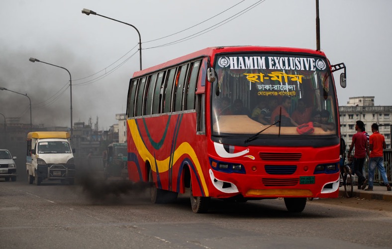 Dhaka bus and car vehicle emissions creating poor air quality in Bangladesh