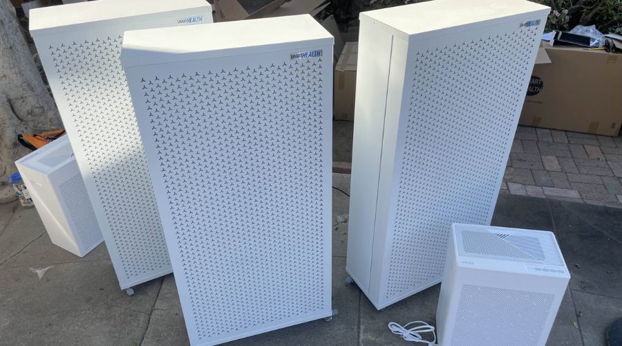 Volunteers assembled Smart Air air purifiers to cars and delivered them to the shelters.