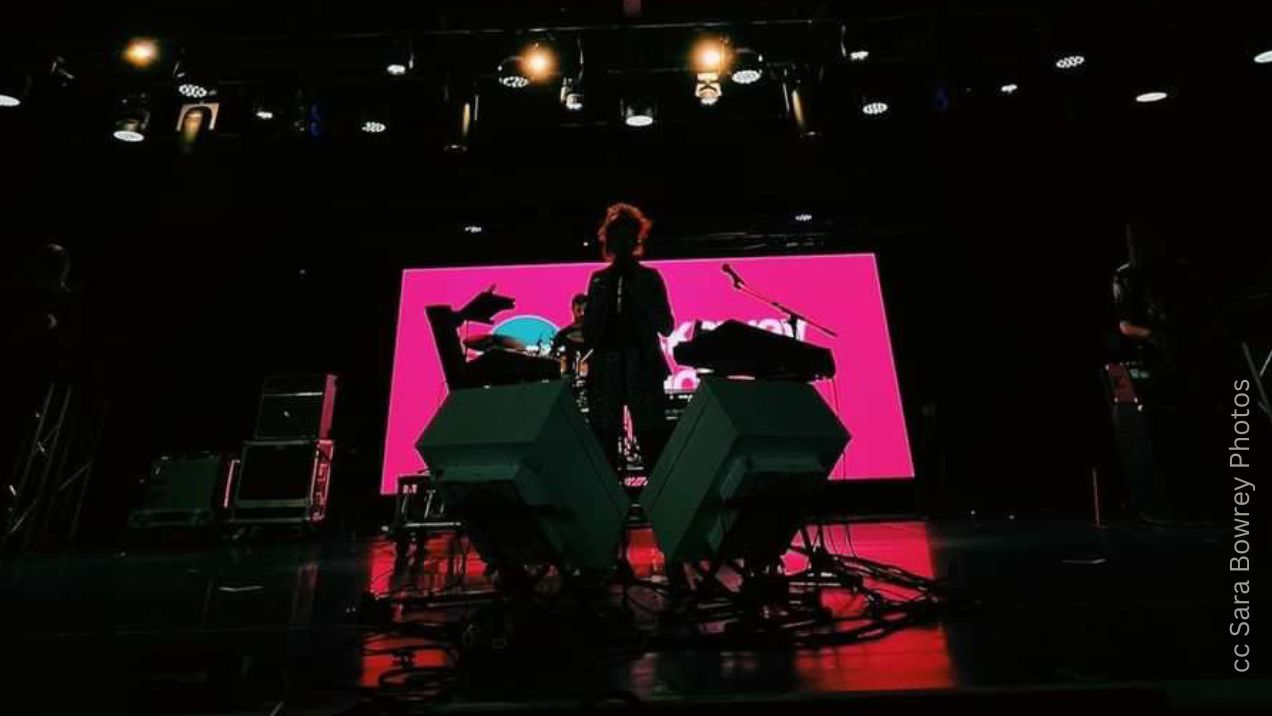 The Anchoress with the Blast Mini air purifiers on stage