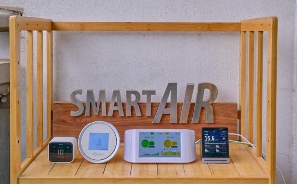 A group of electronic devices on a table

Description automatically generated